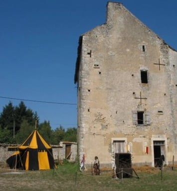 Découvrez les trésors du Logis médiéval de Tessé lors d'une visite guidée exceptionnelle