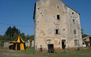 Découvrez les trésors du Logis médiéval de Tessé lors d'une visite guidée exceptionnelle