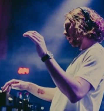 Joris Delacroix + Guest