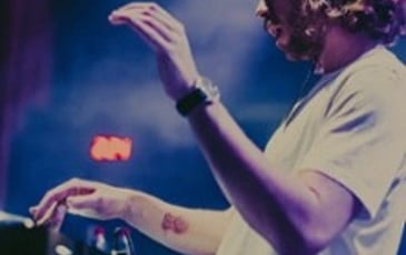 Joris Delacroix + Guest