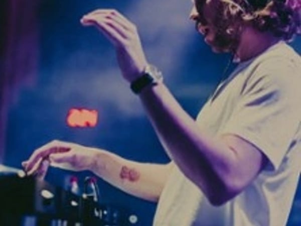 Joris Delacroix + Guest